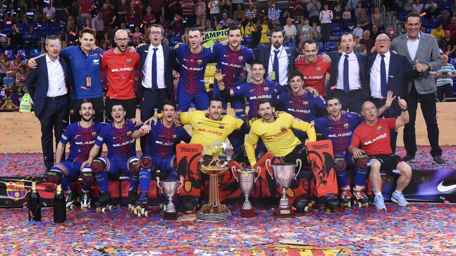 El Barça Lassa d'hoquei patins, celebrant els èxits d'aquesta temporada