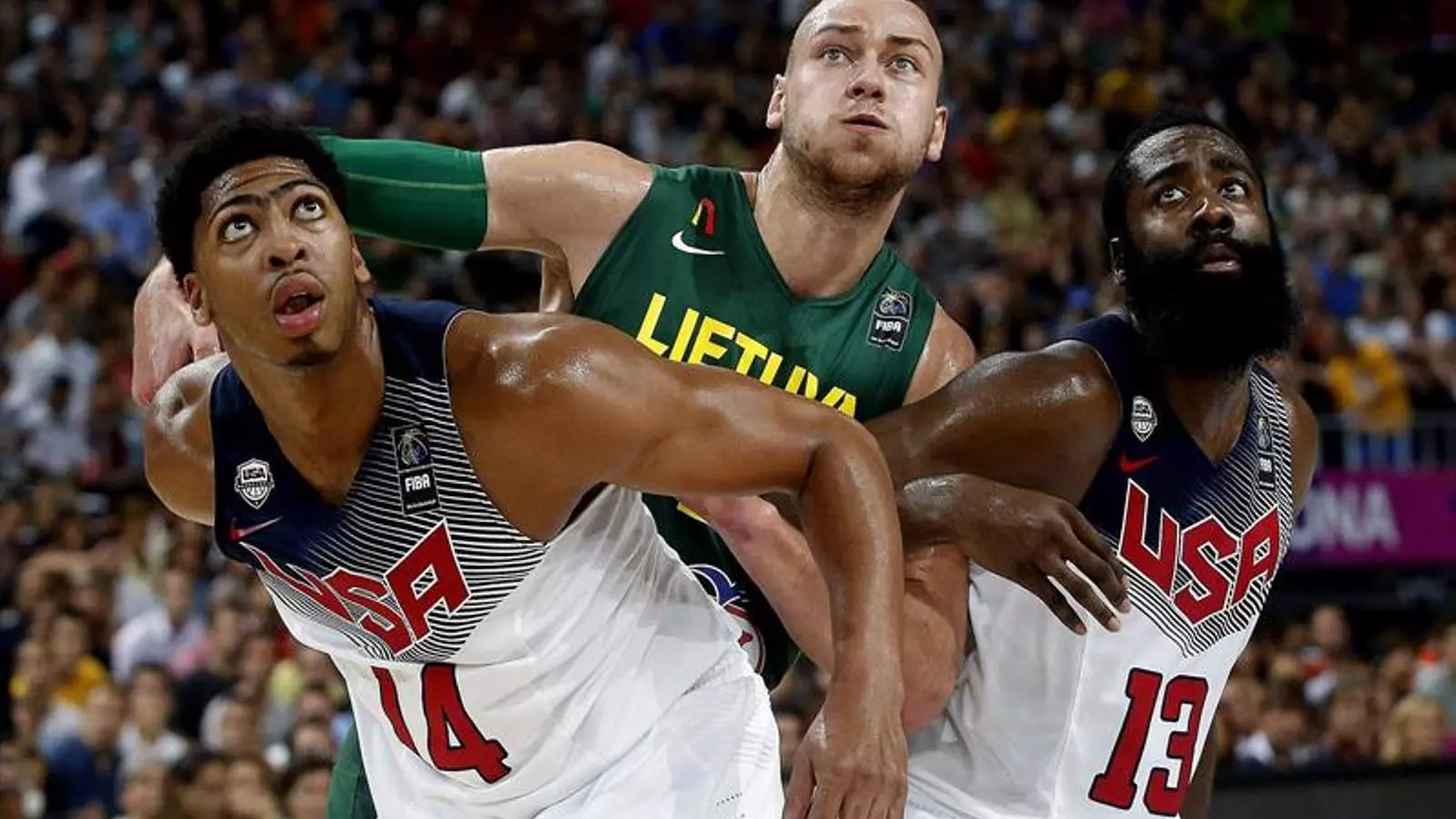 Anthony Davis, Donatas Motiejunas i James Harden / EFE