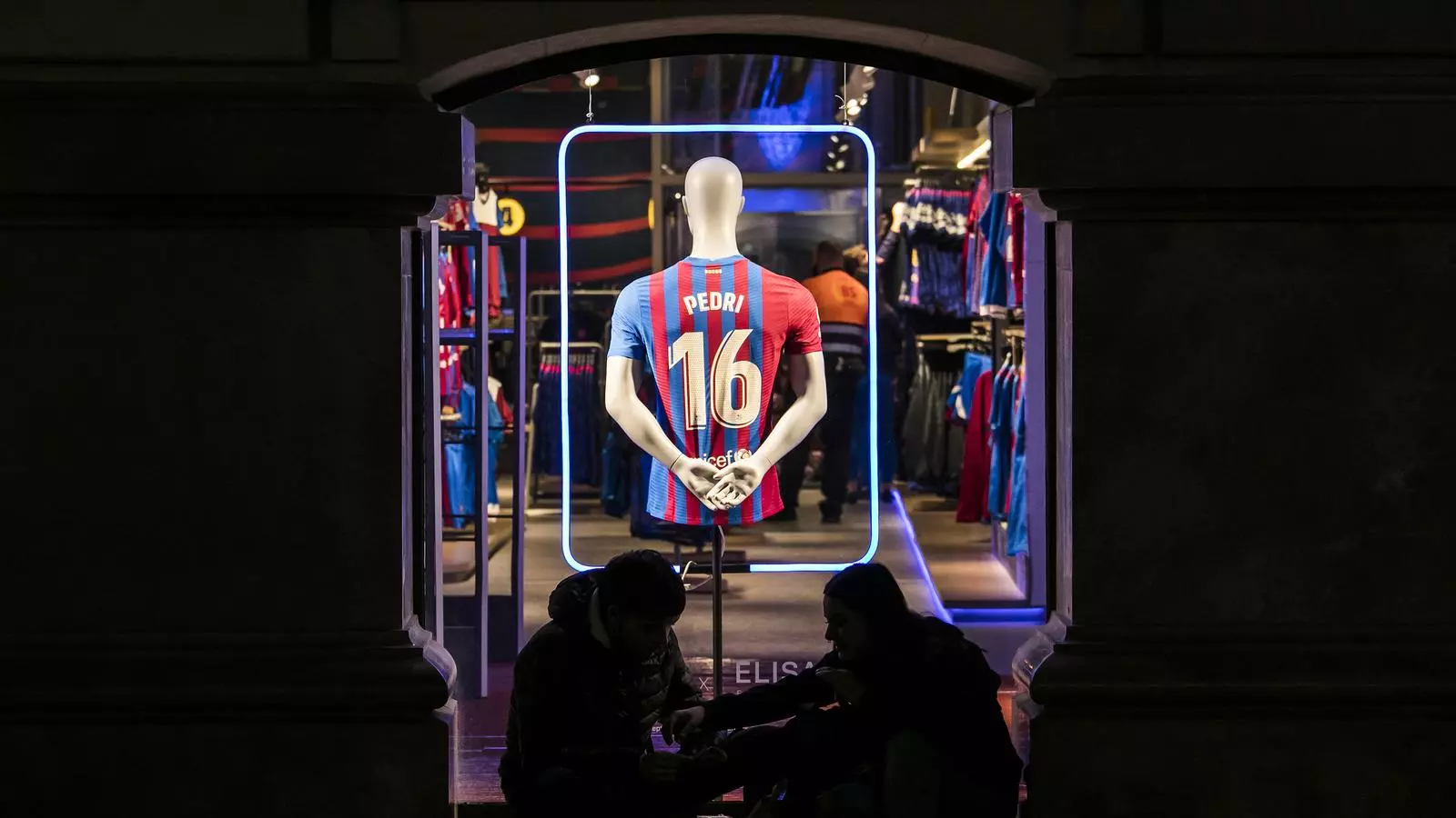 Una samarreta de Pedri a l aparador de la botiga del Barça de la Rambla Canaletes,
