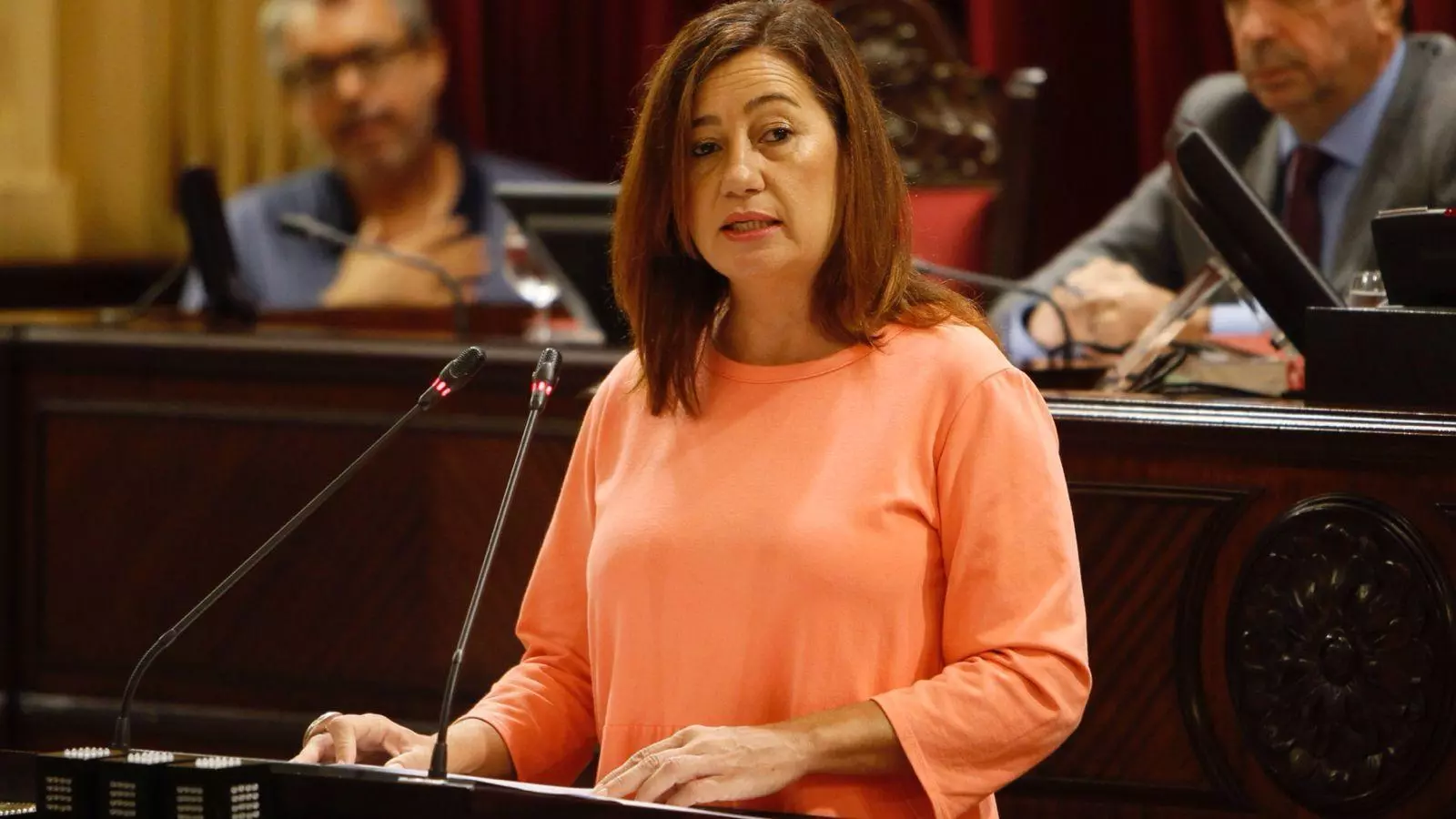 La presidenta del Govern, Francina Armengol, durant el ple del Parlament.