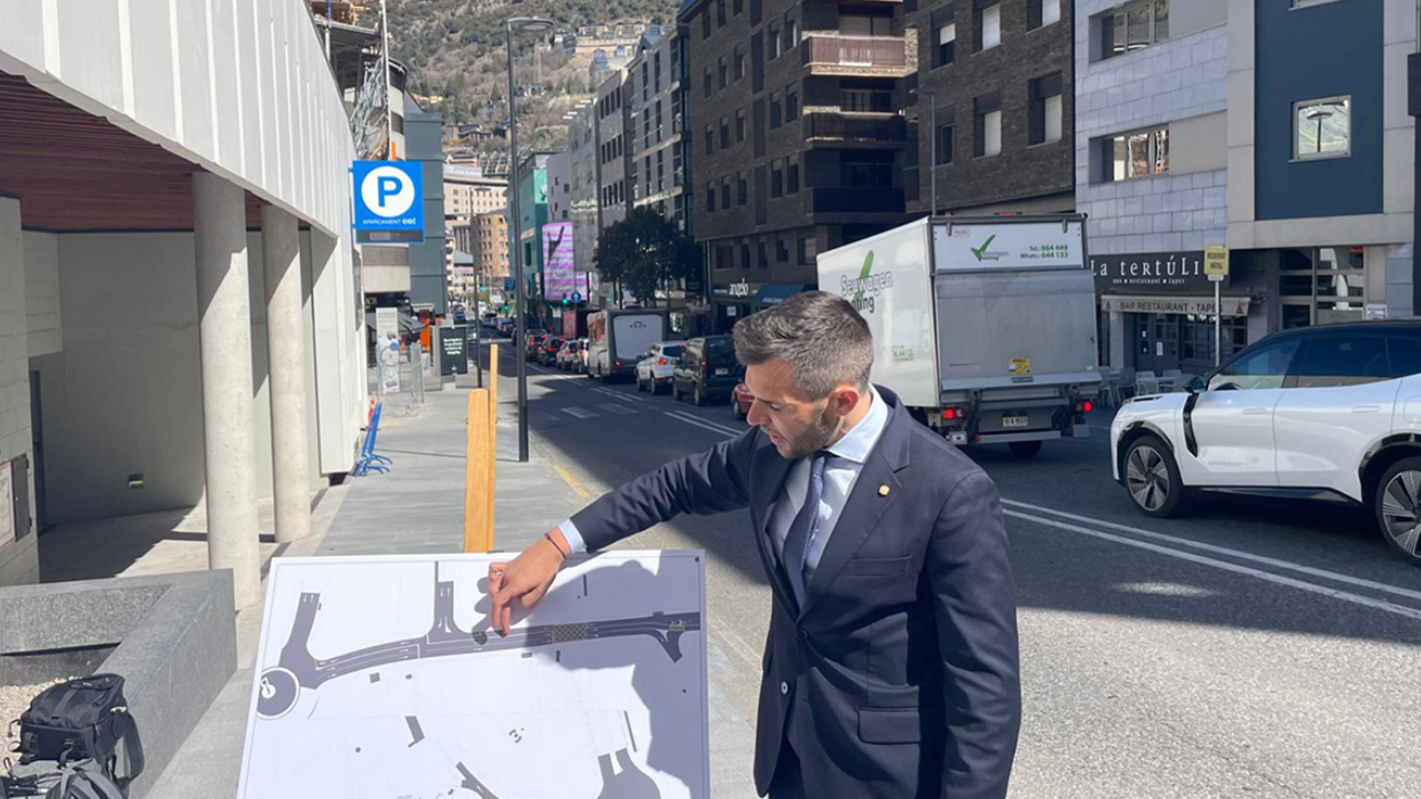 El secretari d'Estat de Transició Energètica, Transports i Mobilitat, David Forné, juntament amb el render del projecte.