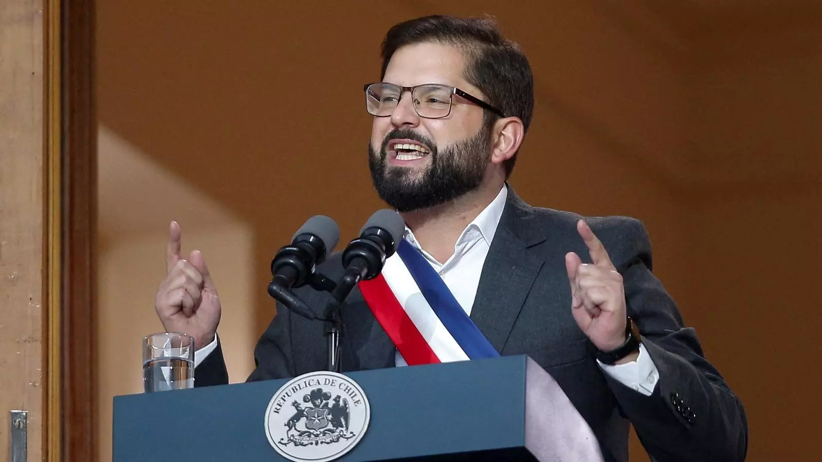 El president de Xile, Gabriel Boric, s'adreça als seus seguidors després de ser investit.