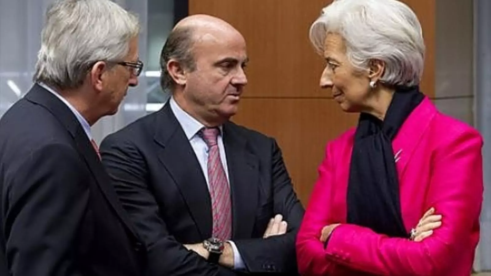 El ministre espanyol d'Economia, Luis De Guindos, amb la directora gerent del FMI, Christine Lagarde, i el president de l'Eurogrup, Jean-Claude Juncker / ACN