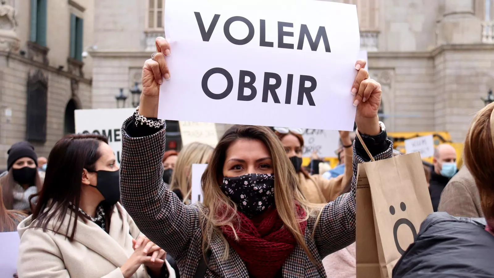 Una manifestant en la protesta d'aquest dimecres a la plaça Sant Jaume de Barcelona per reclamar l'obertura dels centres comercials