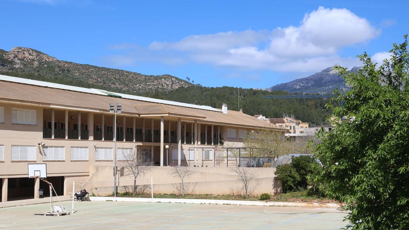 Facade and courtyard of the IES Baltasar Porcel.