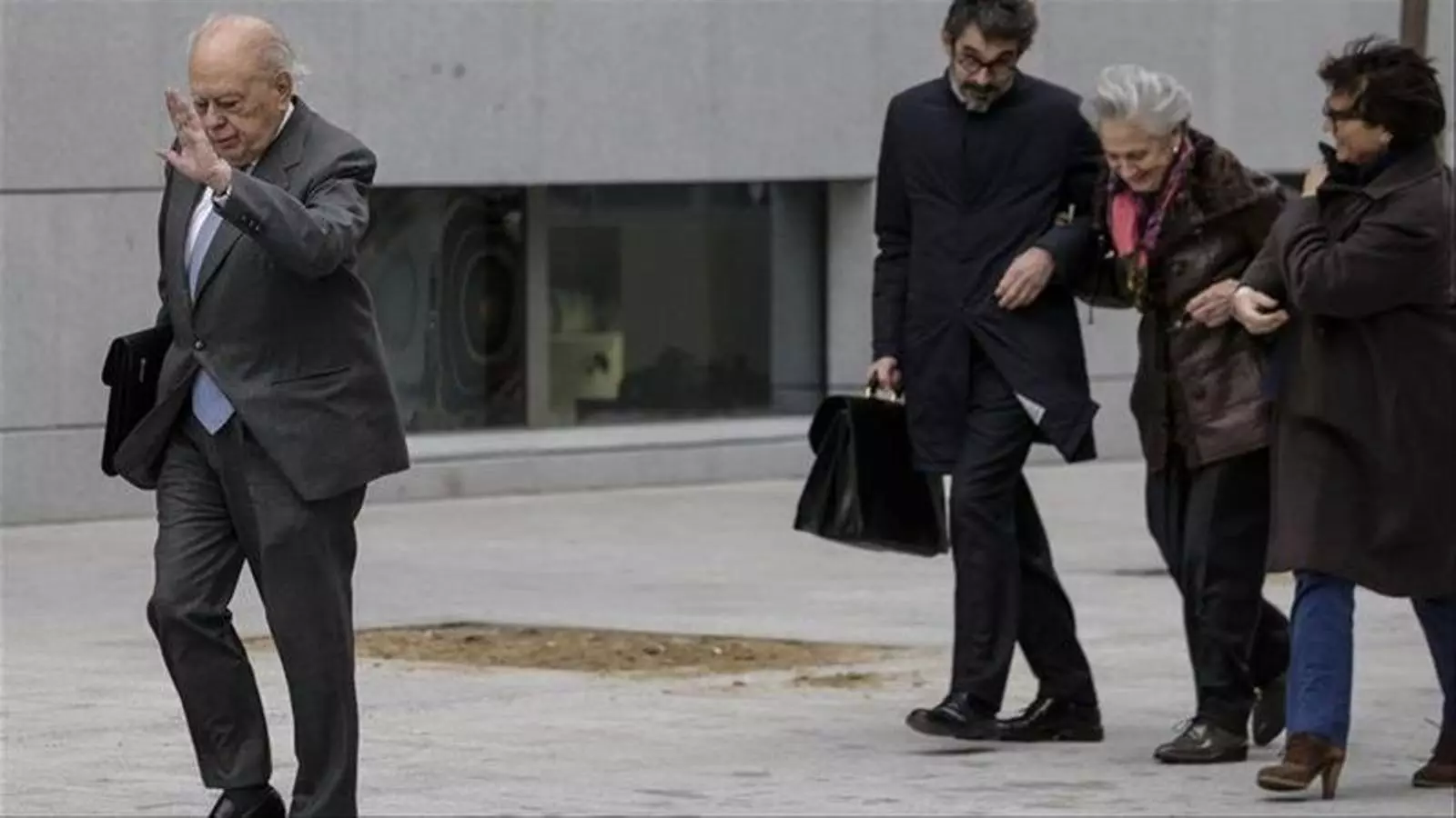 Jordi Pujol Soley y Marta Ferrusola con su equipo de abogados a la entrada de la Audiencia Nacional de Madrid.