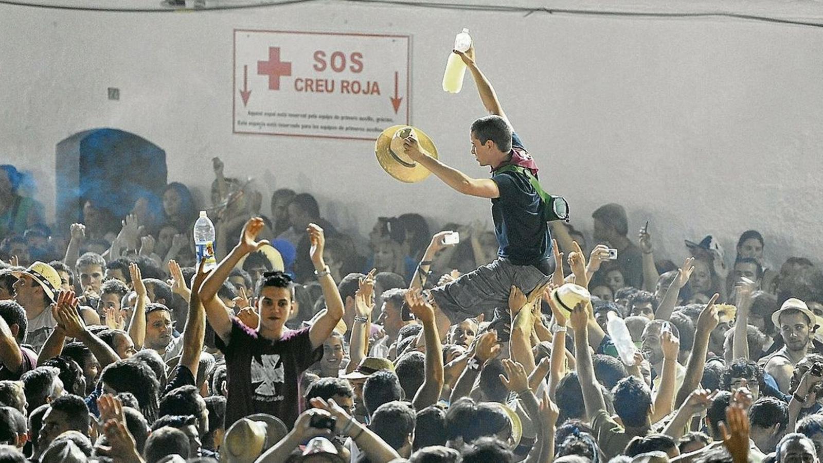 Joves celebrant Sant Joan a la zona d'Es Pla de Ciutadella.