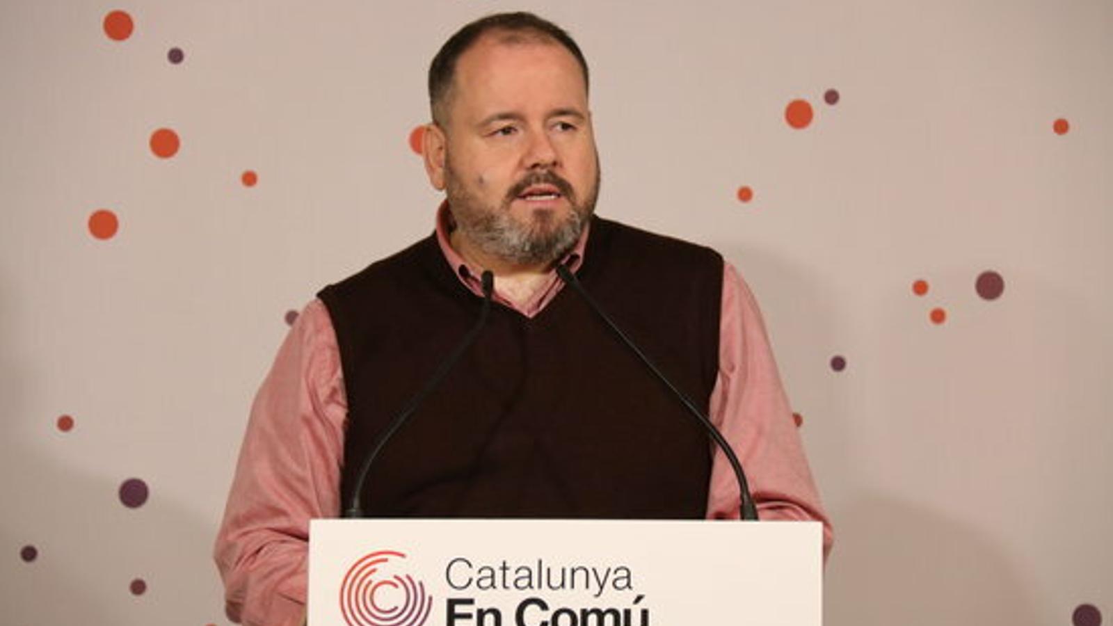 El portavoz de Cataluña en común, Joan Mena, este lunes en rueda de prensa