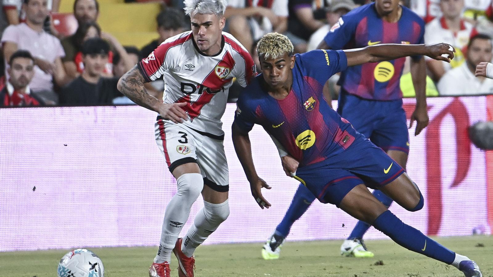 Lamine Yamal fights with Pep Chavarría.