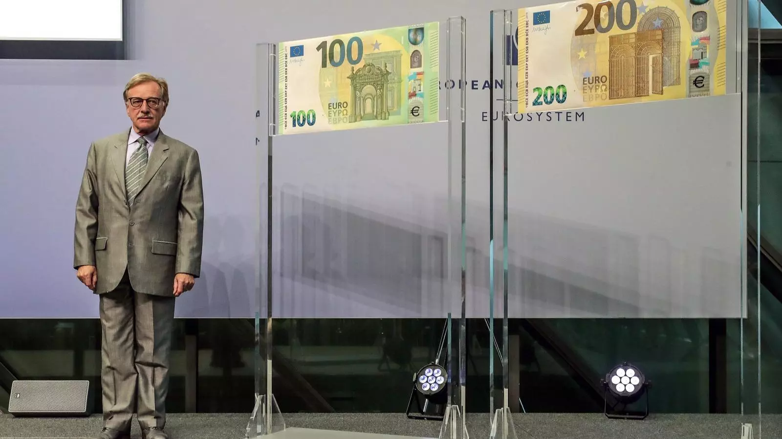 Yves Mersch, membre del comitè executiu del BCE, durant la presentació dels nous bitllets de 100 i 200 euros.