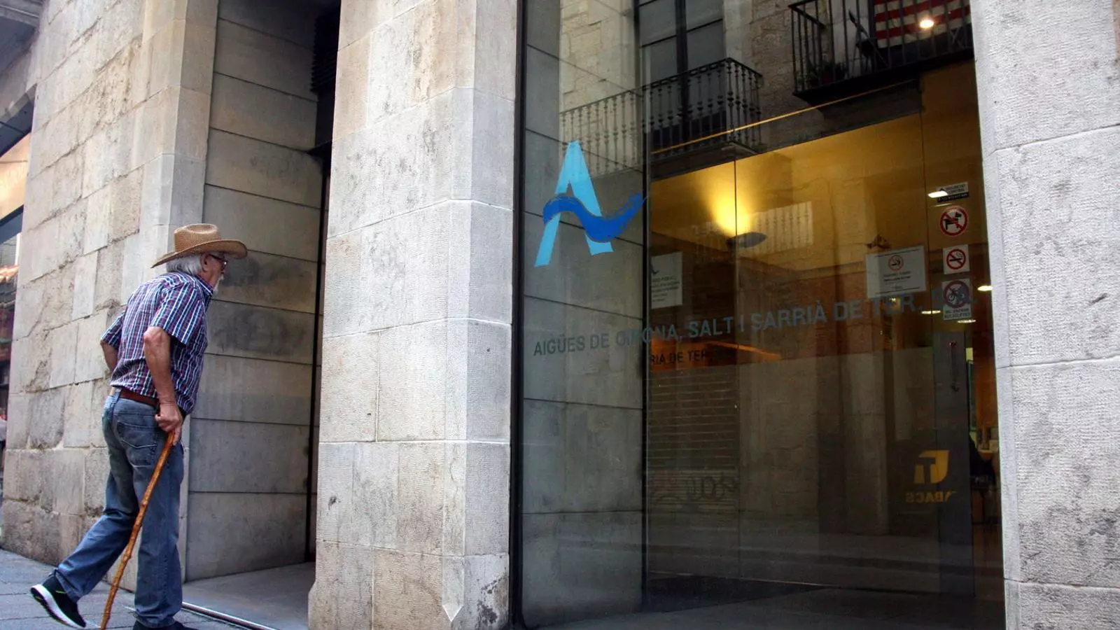 Un home entra a la seu d'Agissa, situada al carrer Ciutadans de Girona