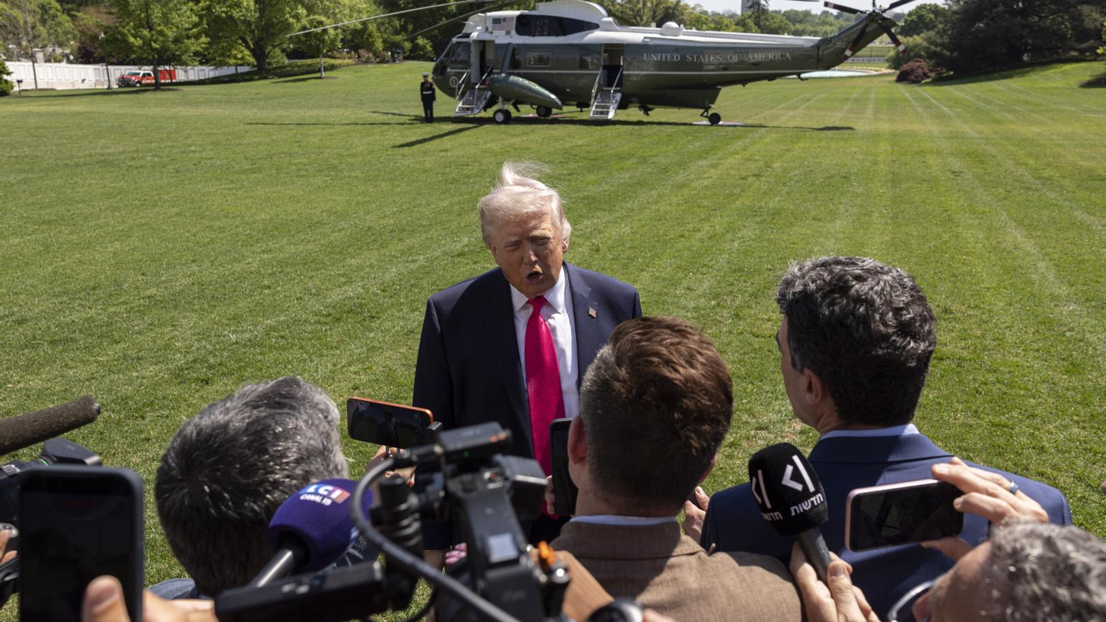 El presidente de los Estados Unidos, Donald Trump, habla con los miembros de los medios de comunicación antes de subir al Marine One en el South Lawn de la Casa Blanca de camino a Las Vegas