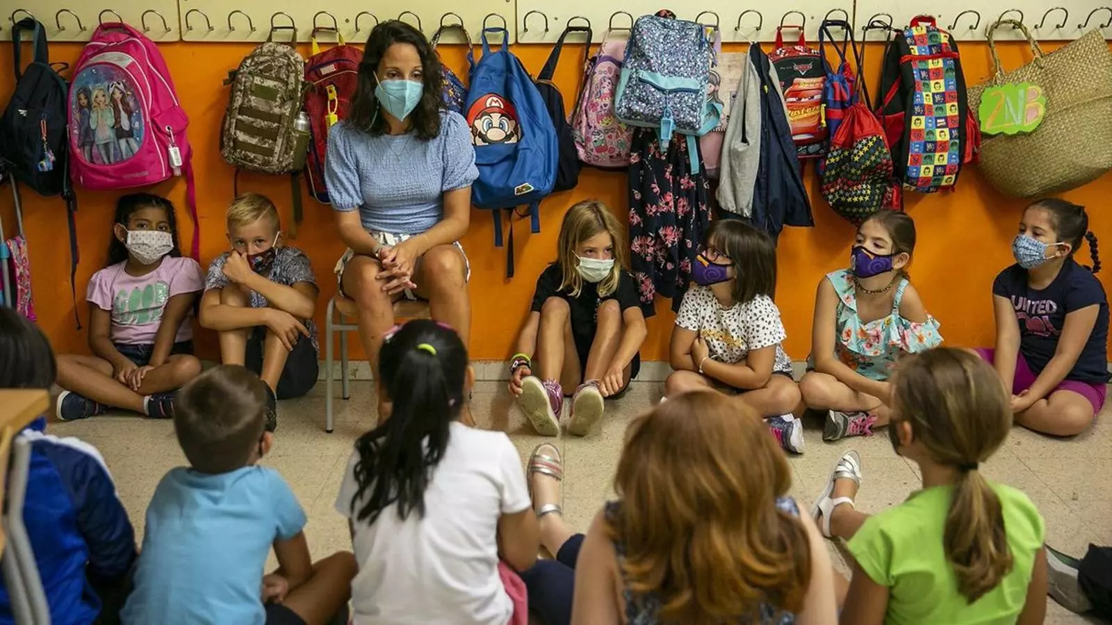 Una mestra amb els alumnes a l’Escola Catalònia, el primer dia del curs 2020-21