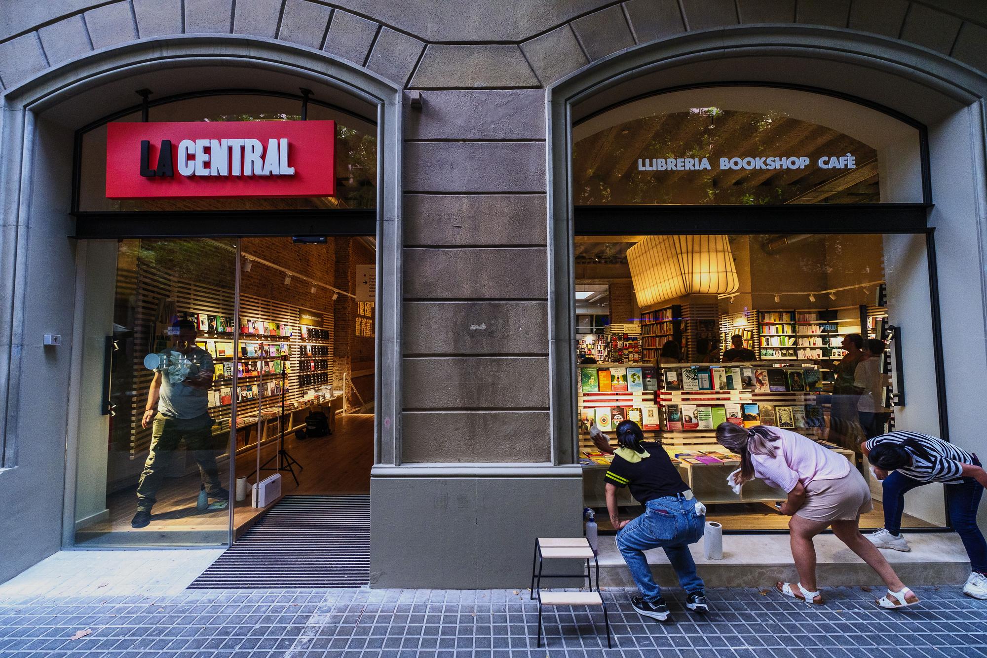 Últims retocs abans d'obrir la Central de Consell de Cent.