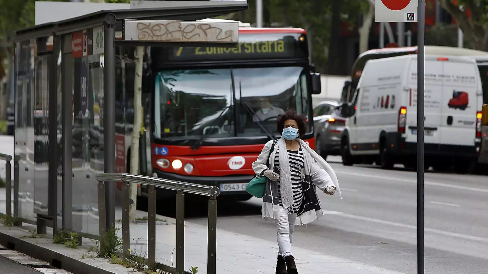 Els usuaris dels autobusos de TMB poden tornar a pujar-hi per la porta del davant.