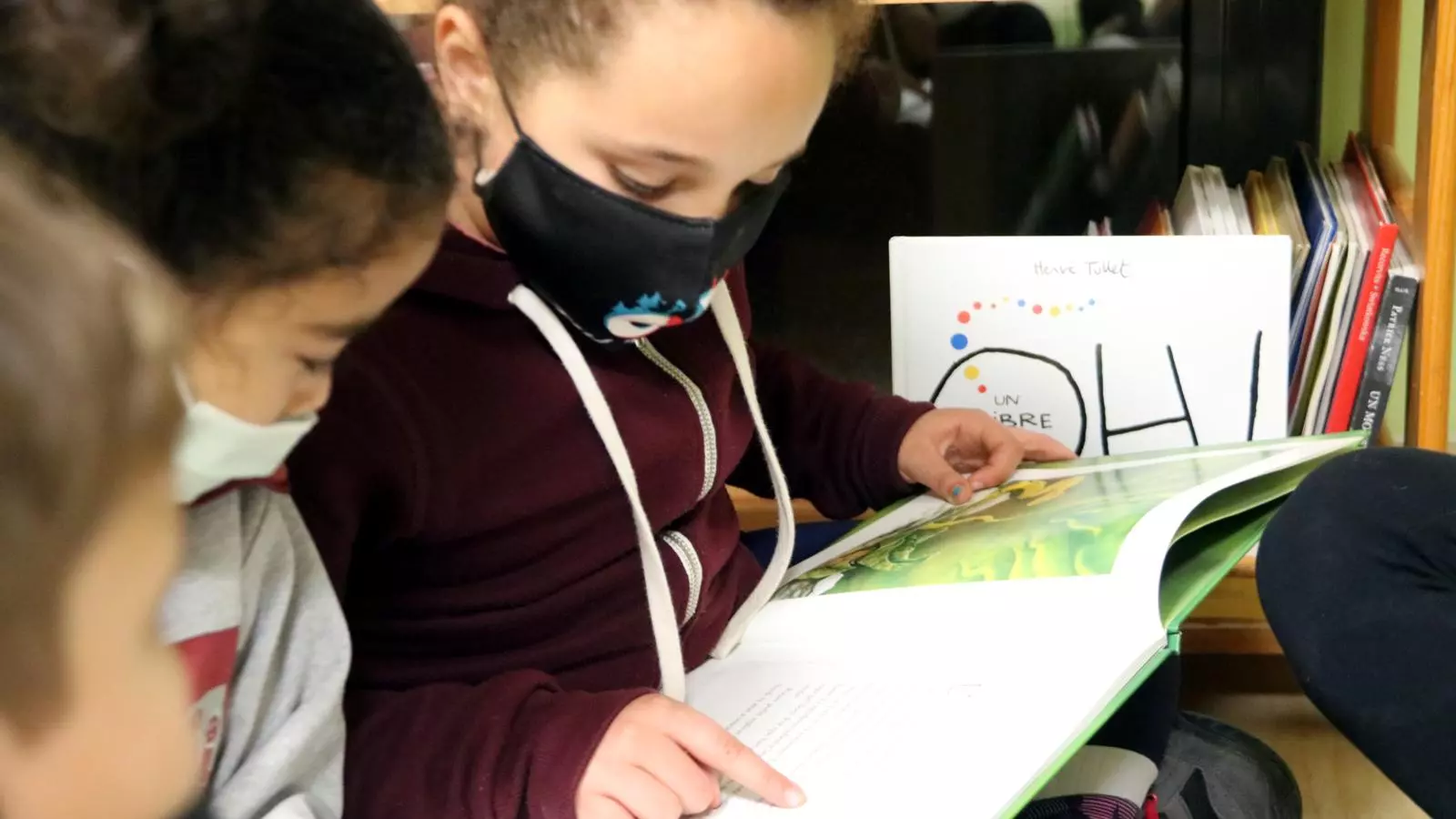 Pla general d'una de les alumnes llegint un llibre a l'Escola Popular de Manresa.
