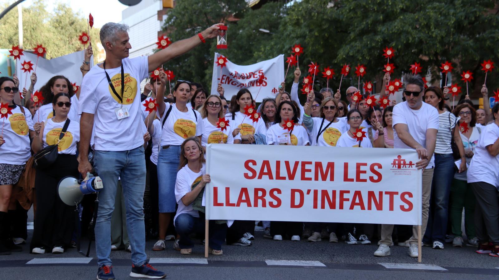 Concentració de les bressoles privades davant del departament d'Educació.