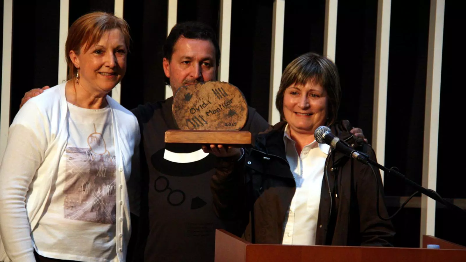Helena Montllor (dreta), filla d'Ovidi Montllor (a qui ha estat dedicat el Sant Jordi a València) rep una escultura commemorativa de mans del representant de l'Associació d'Escriptors en Llengua Catalana (AELC) Francesc Mompó i l'autora de l'escultura Cristina Guzmán / ACN