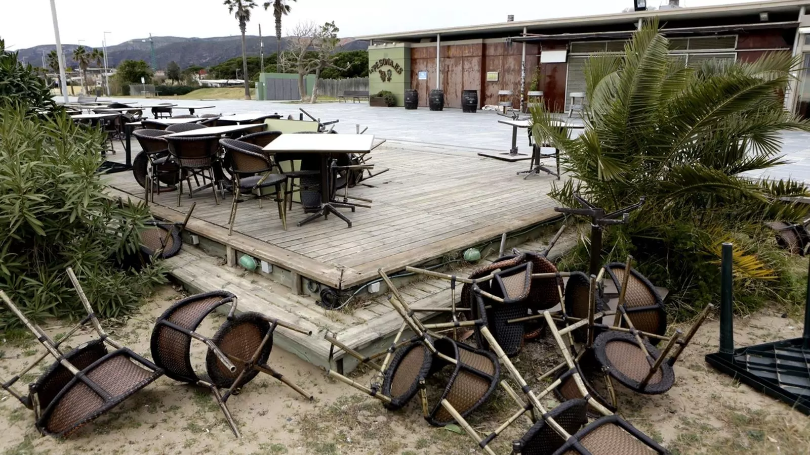 Imatge de cadires tombades pel vent en un bar de Castelldefels / MANOLO GARCIA