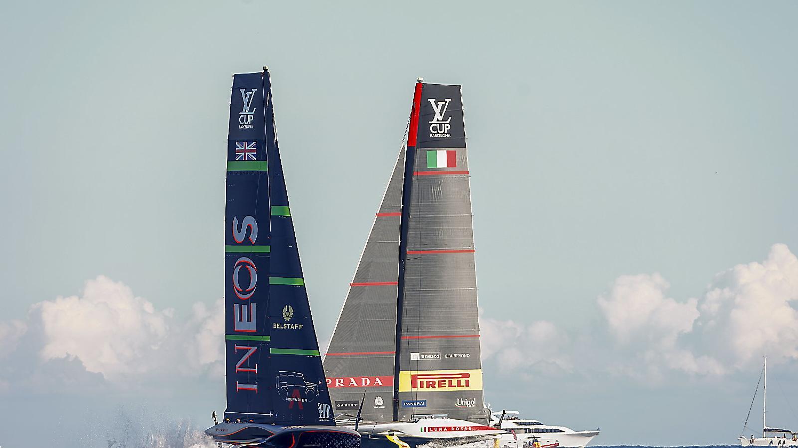 El INEOS, en primer término, y detrás del Luna Rossa. QUIQUE GARCIA / EFE