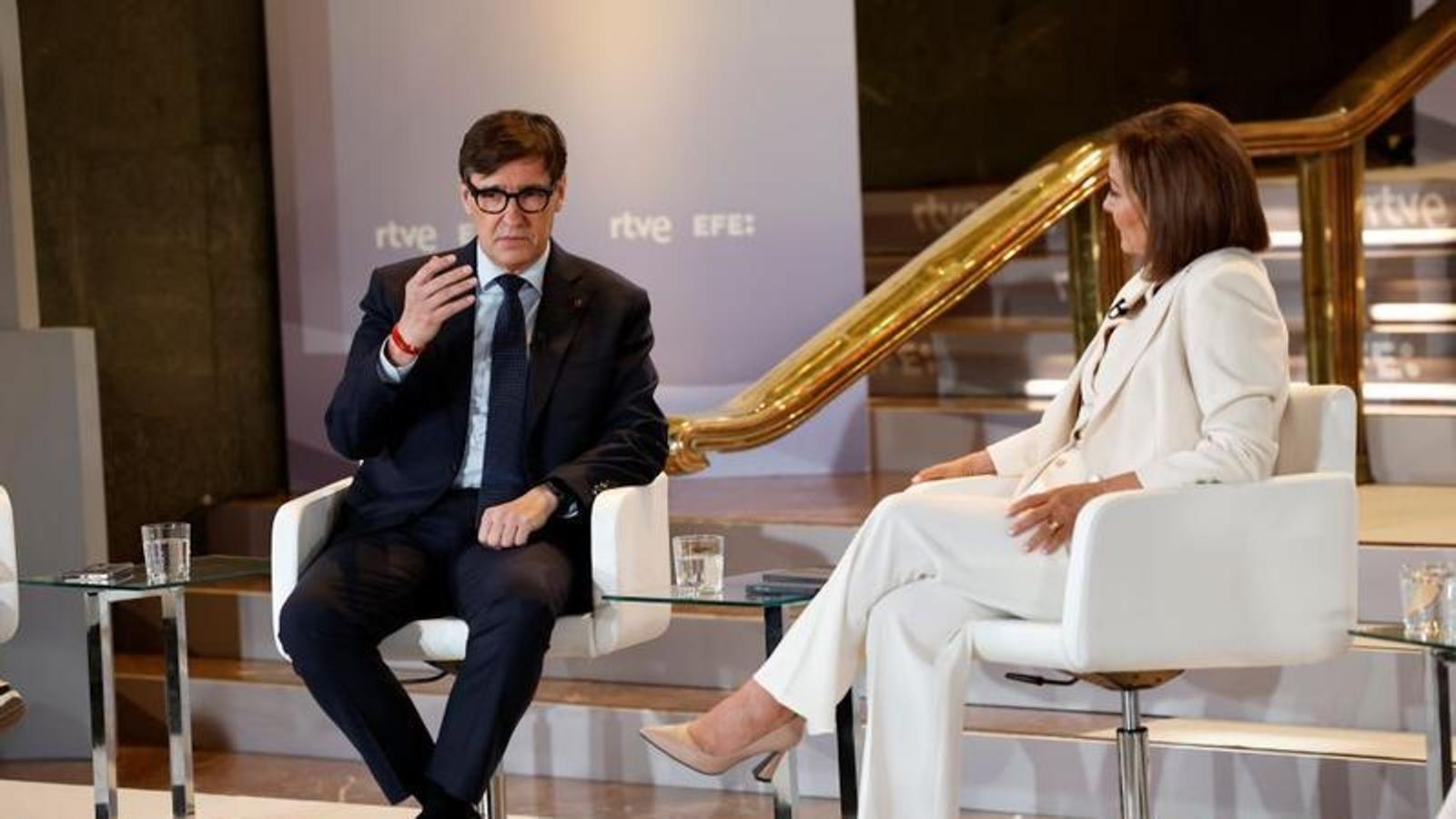 The President of the Generalitat, Salvador Illa, and the journalist Pepa Bueno, during 'Los Desayunos' of RTVE and the EFE agency, this Monday, in Madrid.