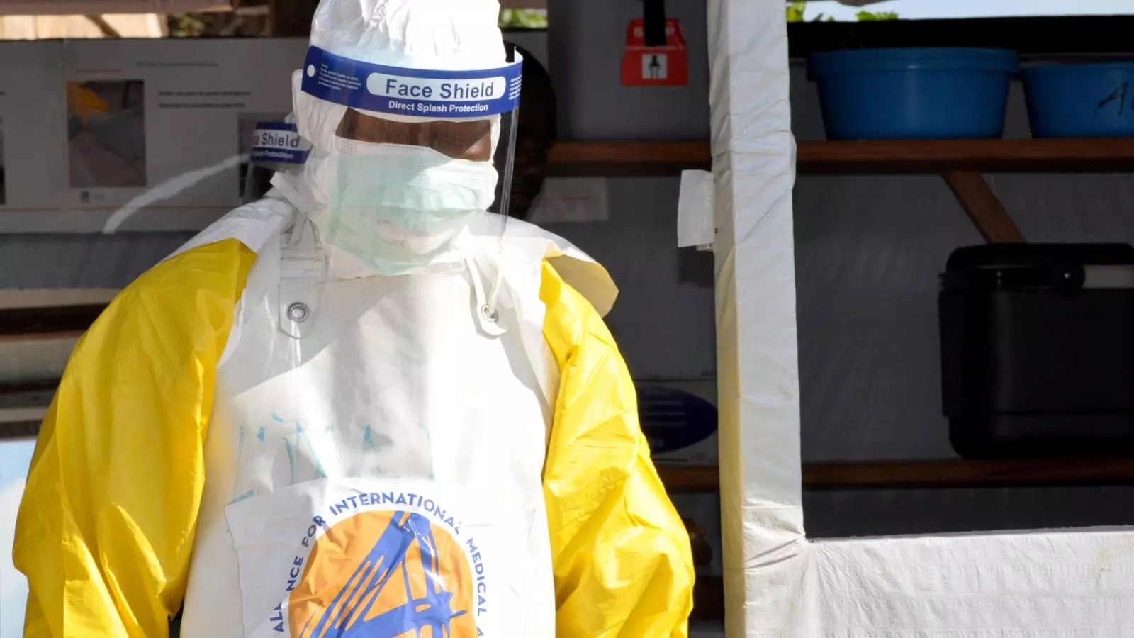 un metge amb el vestit corresponent per actuar amb persones infectades pel cirus de l'Ebola al centre de tractament a Beni, a la província de North Kivu a la República Democràtica del Congo.