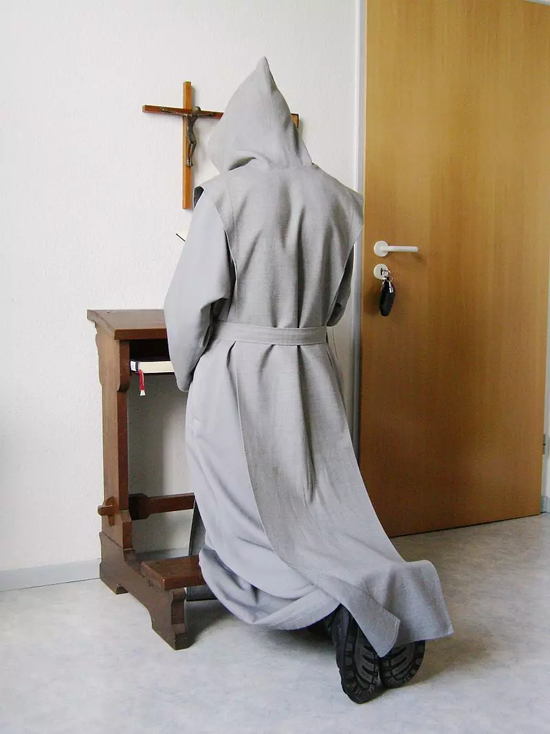 Imatge d'arxiu d'un monjo resant
