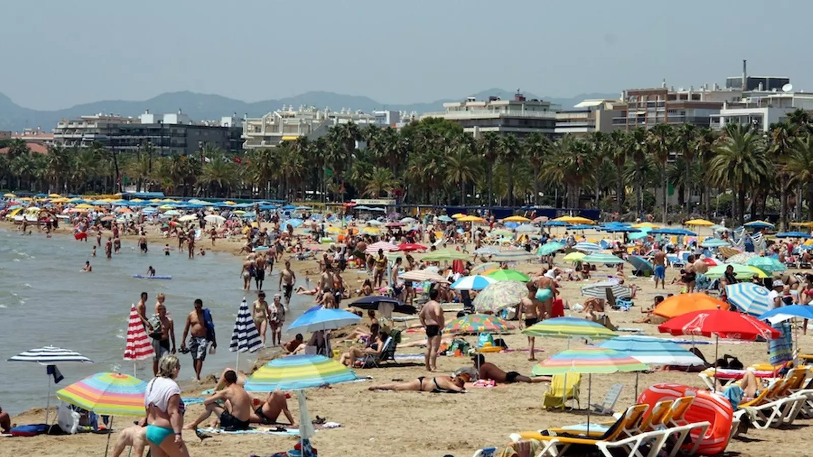 Platja de Salou plena de gent prenent el sol / ACN