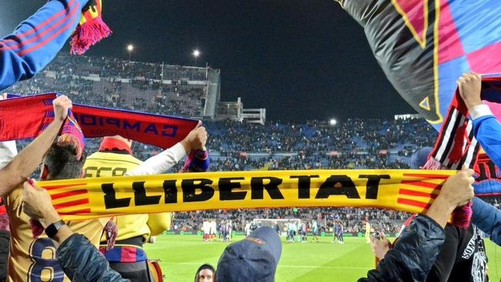 La policia requisa estelades a l'afició del Barça al Metropolitani