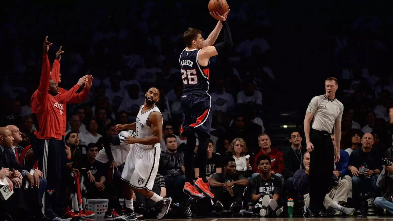 Kyle Korver, dels Hawks, intenta un triple contra els Nets / JUSTIN LANE / EFE