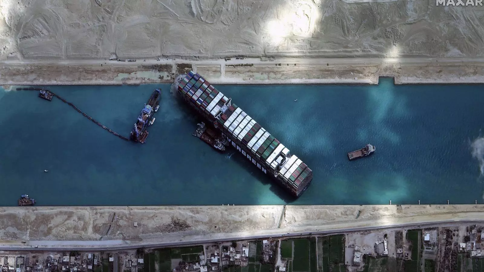 Imatge aèria de l’Ever Given quan es va quedar embarrancat al canal de Suez durant dies.