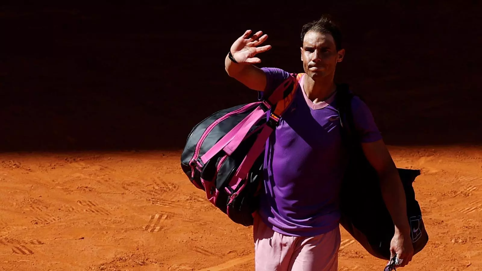 Rafael Nadal s'acomiada de la Caixa Màgica després de caure eliminat al Mútua Madrid Open.