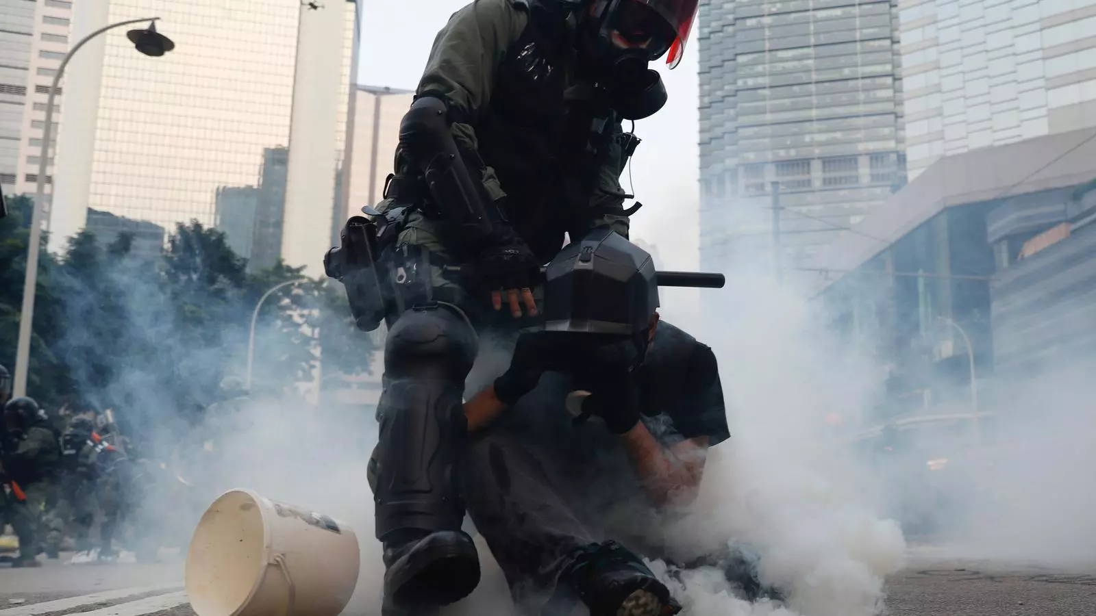 Un antiavalot detenint un manifestant pro democràcia a la manifestació de Hong Kong