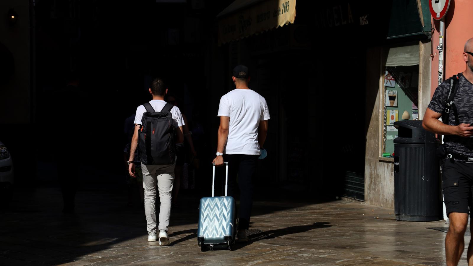 Dos turistes passejant per Palma
