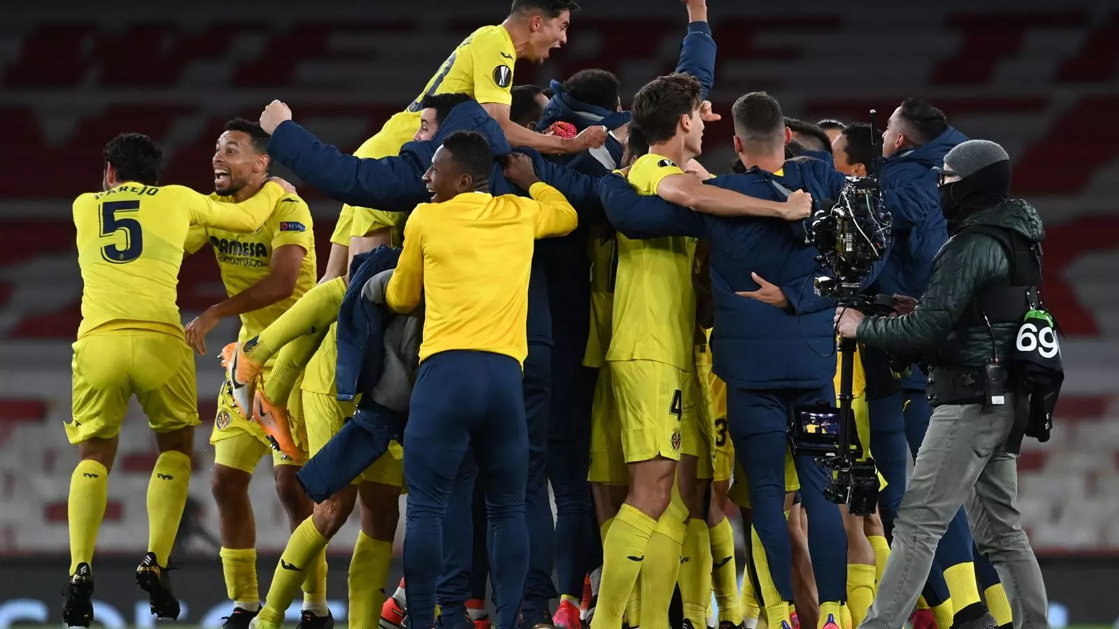 Els jugadors del Vila-real celebren la classificació per la final de la UEFA Europa League