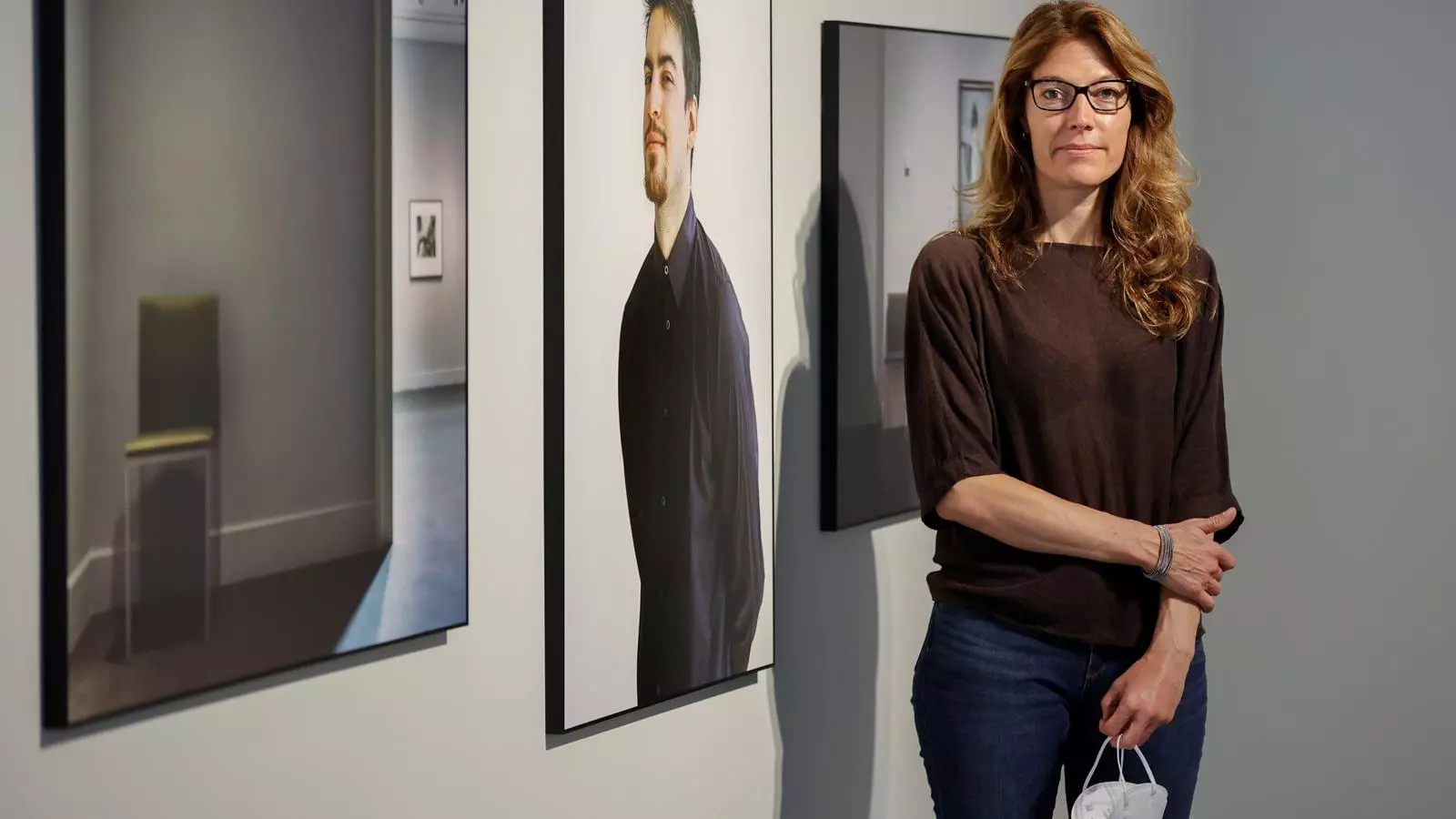 La fotògrafa Sophie Köhler a l'exposició '8 hores amb Tàpies', a Can Framis.