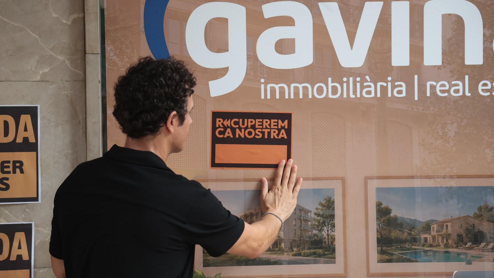 La propuesta de MÉS se ha presentado ante la mercería Doña Ángela, uno de los comercios históricos de Palma, que la formación ha convertido simbólicamente en una agencia inmobiliaria.