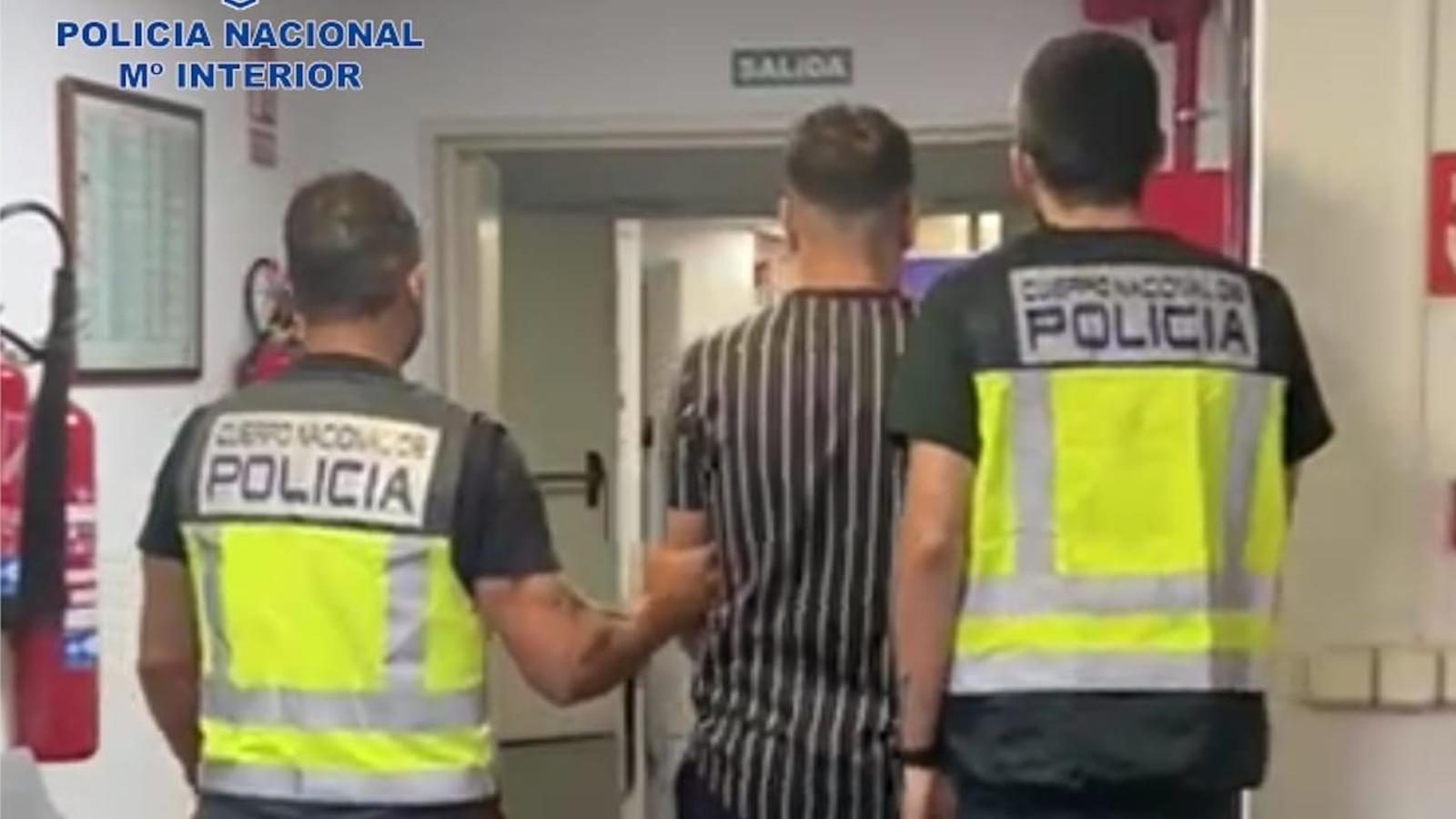 Els agents de la Policia Nacional detenent el pressumpte autor de l'agressió sexual.