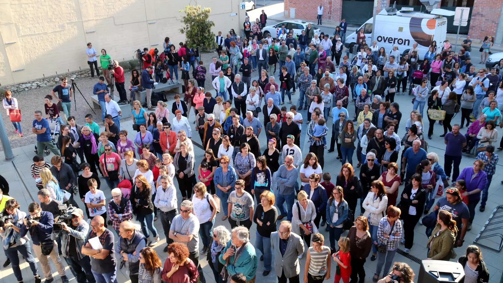 300 persones guarden un minut de silenci a Caldes de Malavella