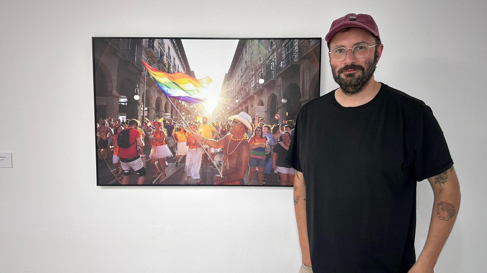 El periodista del ARA Balears, Ismael Velázquez, con su fotografía de la muestra.