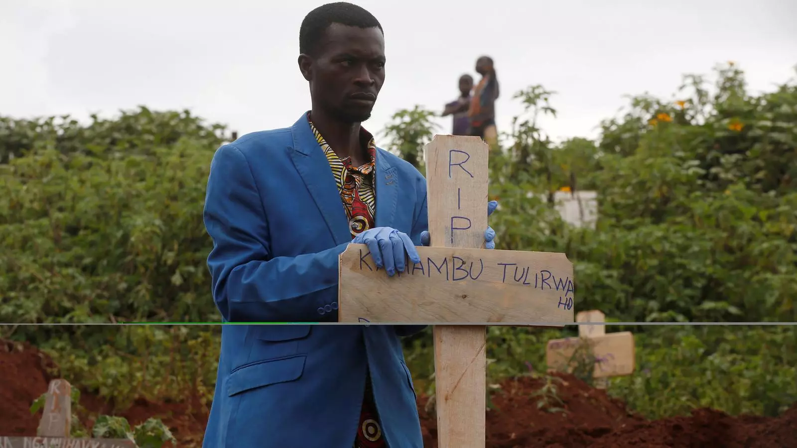 Un home subjecta una creu en record a una dona que va morir degut a l'Ebola a la localitat de Butembo, a la República Democràtica del Congo.