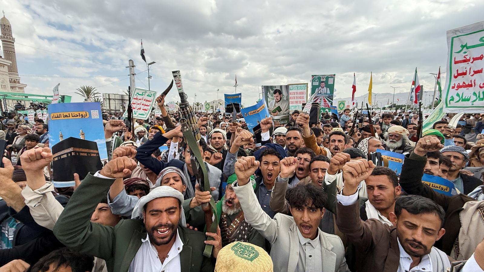 Simpatizantes hutíes celebran los avances de las fuerzas hutíes en Saná, Yemen.