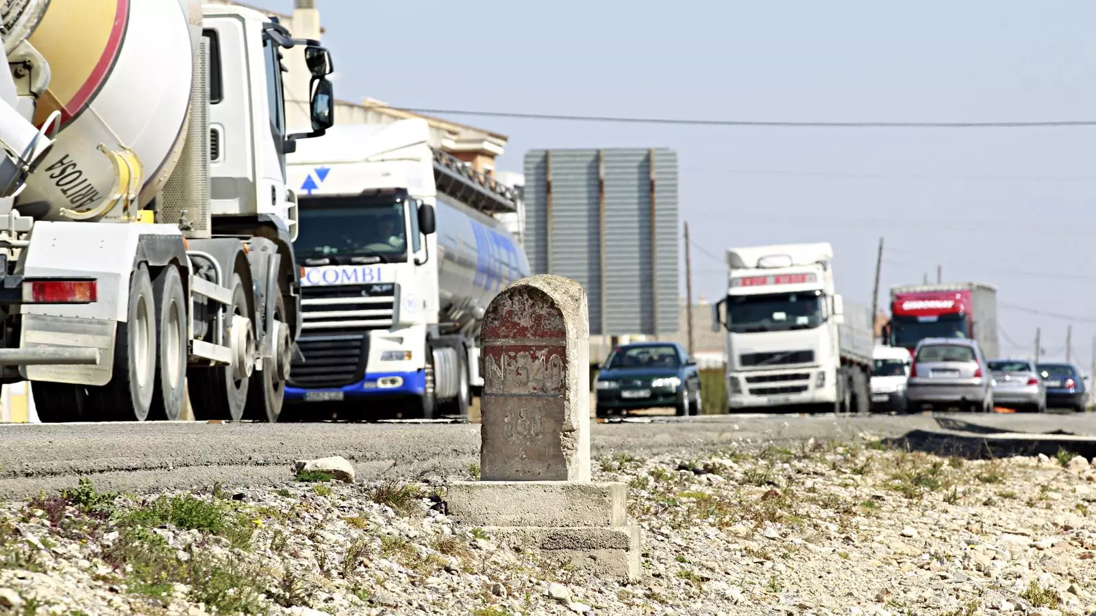 Camions al seu pas per la N-340