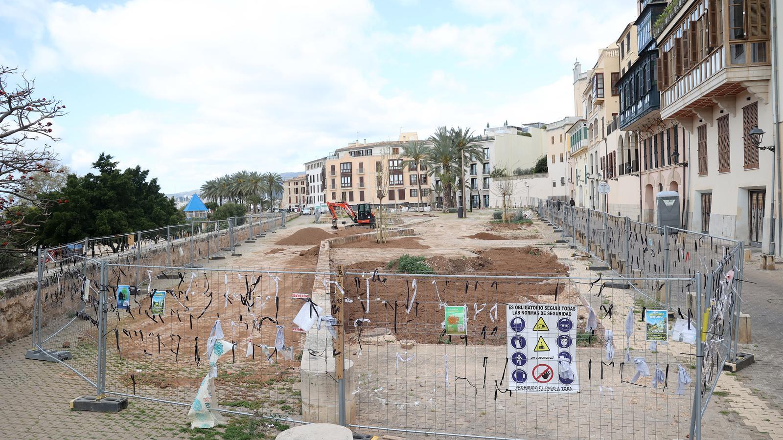 La plaza Llorenç Villalonga de Palma donde los vecinos quieren nuevos bancos.