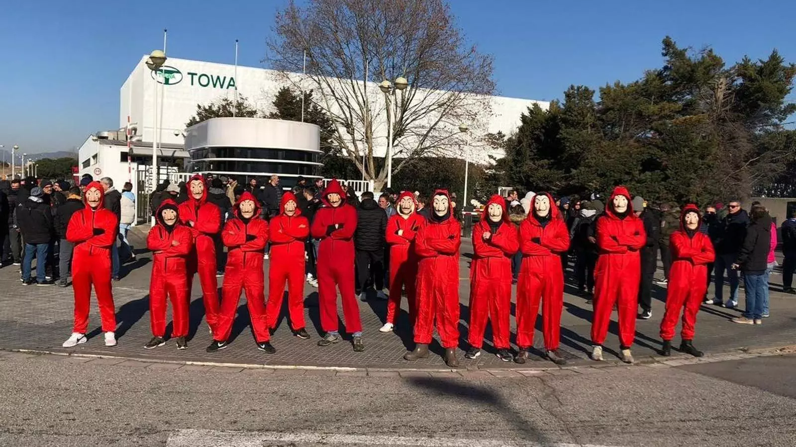 La plantilla de Towa a Martorelles, durant una concentració contra la retallada.