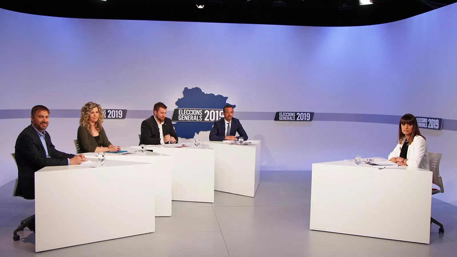 Els quatre candidats d'Encamp i la presentadora abans de l'inici del debat. / TATIANA NAVARRO