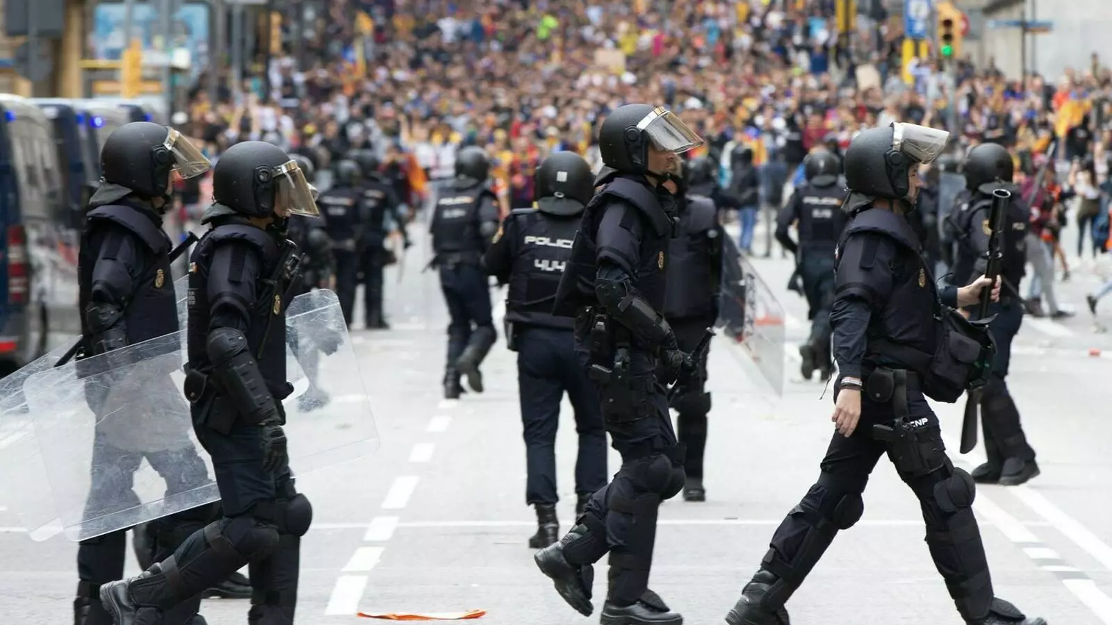 Imatge de policies nacionals en una manifestació de resposta a la sentència del Procés.