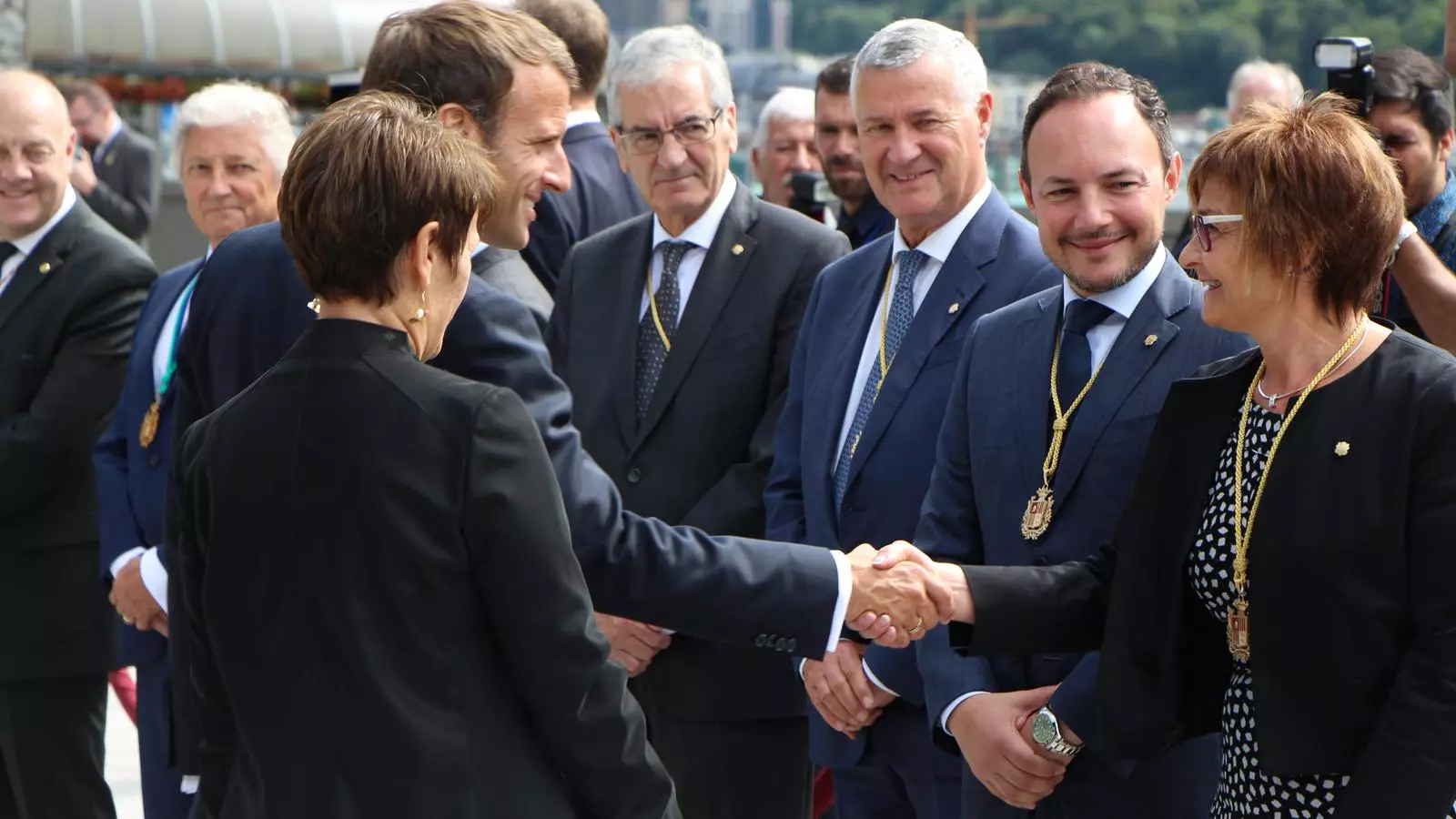 El copríncep Emmanuel Macron, saludant les autoritats a la seva arribada a Casa de la Vall. / M. P (ANA)