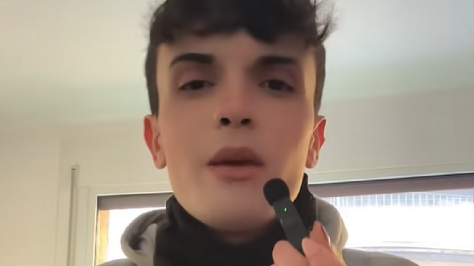 Noa fent la denúncia a través de les xarxes socials.