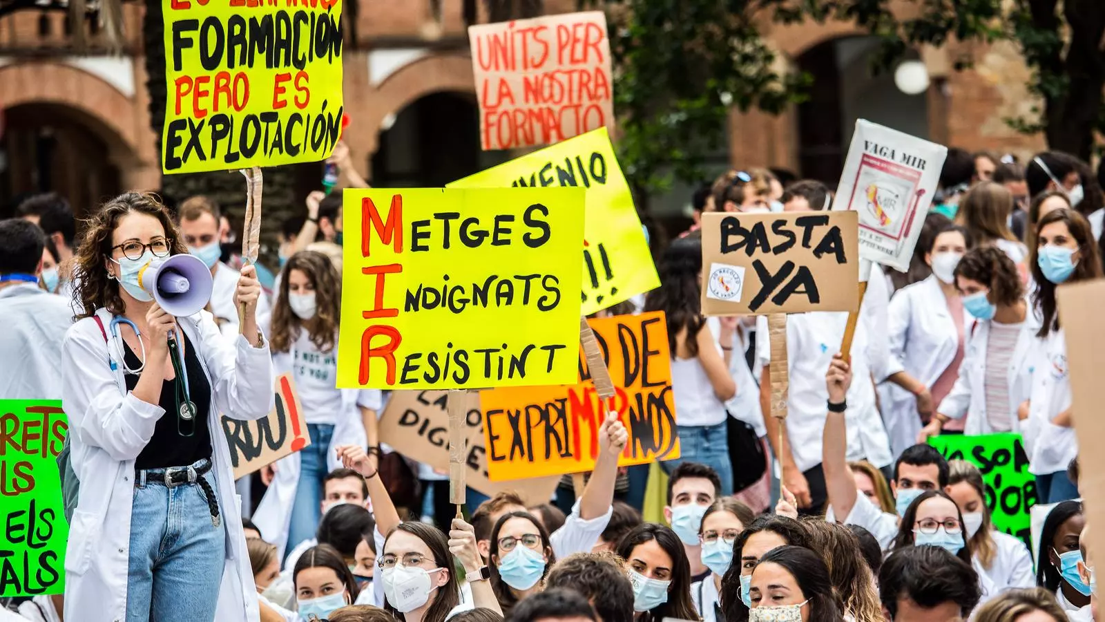 Protesta dels metges interns residents MIR davant del departament de Salut